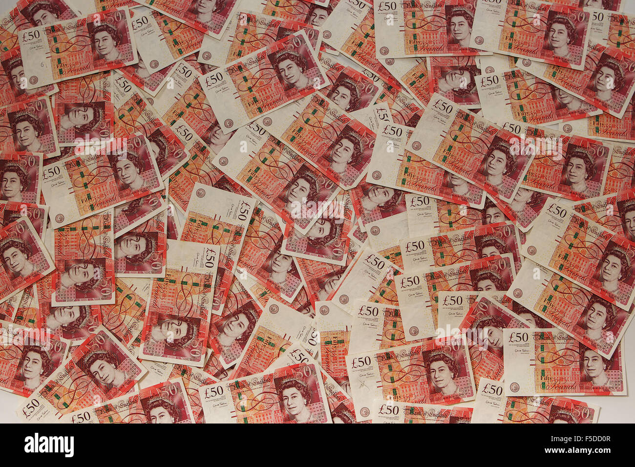 Haufen von £50 Noten verteilt Stockfoto