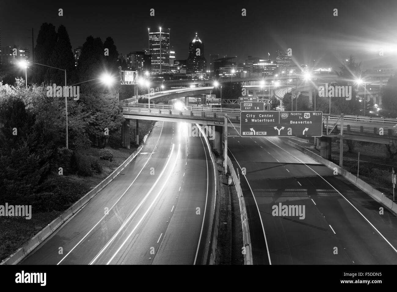 Autos schaffen Lichtspuren in einer langen Belichtungszeit über i-5 in Portland Stockfoto