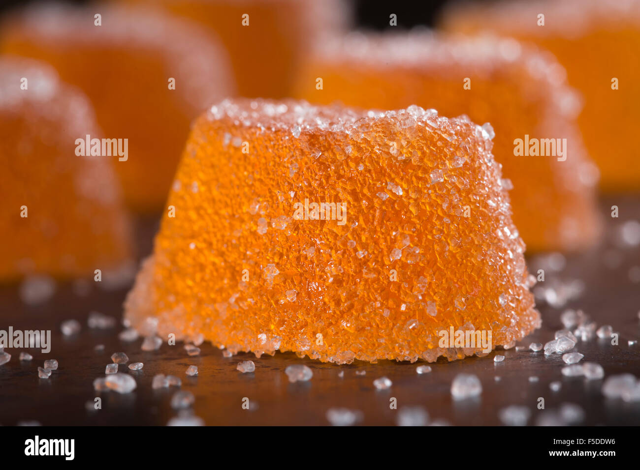 Nahaufnahme von bunten orange Gelee Bonbon mit weißer Zucker Stockfoto