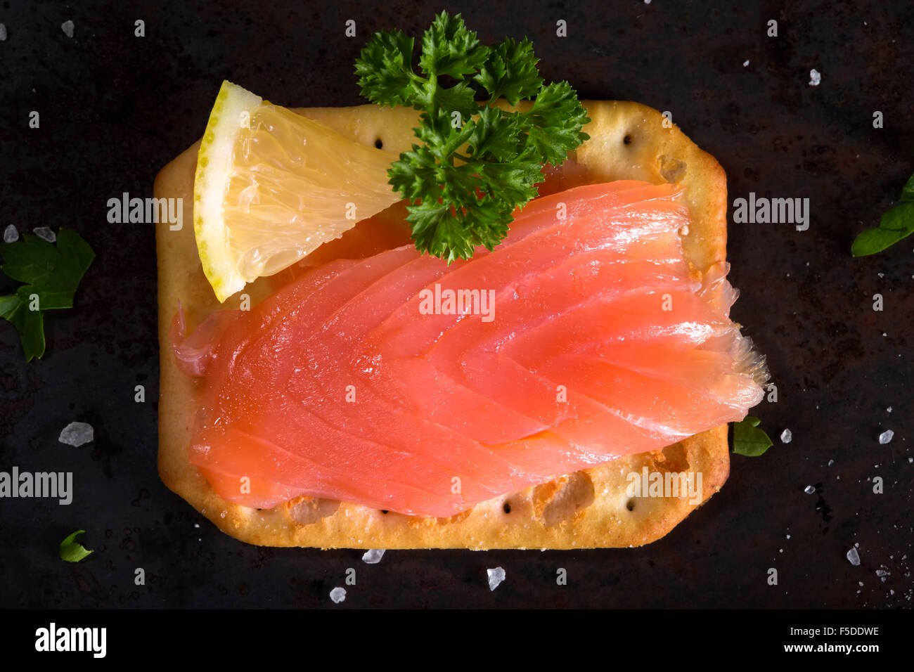 Nahaufnahme von geräuchertem Lachs serviert mit Cracker Stockfoto