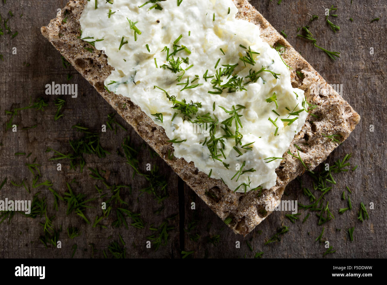 Knäckebrot mit Käse Sahne gemacht mit Zwiebeln und dill Stockfoto