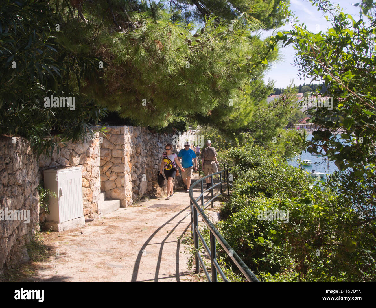 Idyllischer Fussweg am Strand in Lapad Dubrovnik Kroatien, Gelegenheit für einen gemütlichen Spaziergang entlang der Küste ab Stockfoto