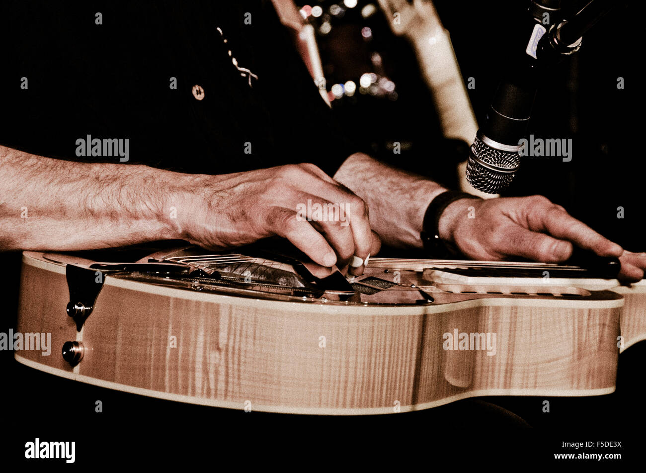 Resonator Gitarre Fingerstyle gespielt wird Stockfoto