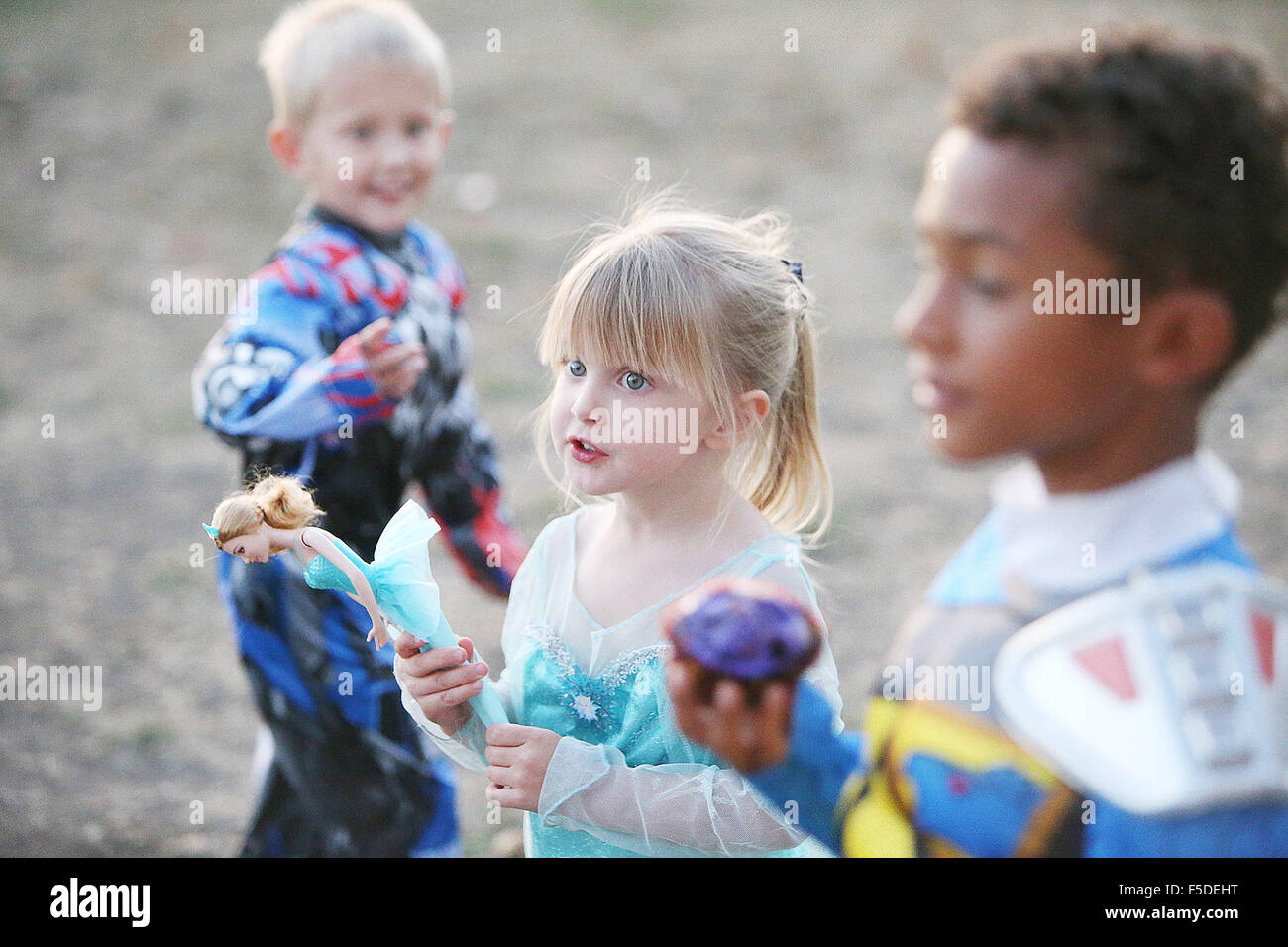 Napa, Kalifornien, USA. 29. Oktober 2015. Als Elsa aus Disneys Frozen verkleidet, trägt Phoebe DeCrevel eine Puppe von den gleichen Charakter wie sie mit ihrem Bruder Tucker, links, und Elijah Stanley, Recht, außerhalb der Chardonnay-Halle auf der Napa Valley Business Expo am Donnerstag spielt. © Napa Valley Register/ZUMA Draht/Alamy Live-Nachrichten Stockfoto