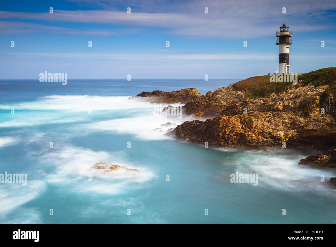 Eine Langzeitbelichtung Bild des Leuchtturms Ribadeo. Concejo de Ribadeo, Lugo, Galicien, Spanien. Stockfoto