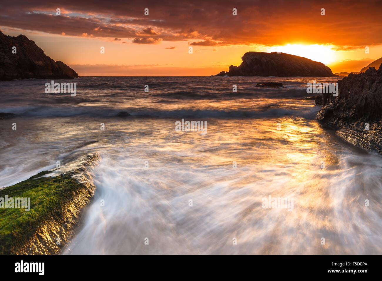 Arnia Strand bei Sonnenaufgang, Liencres, Kantabrien, Spanien. Stockfoto