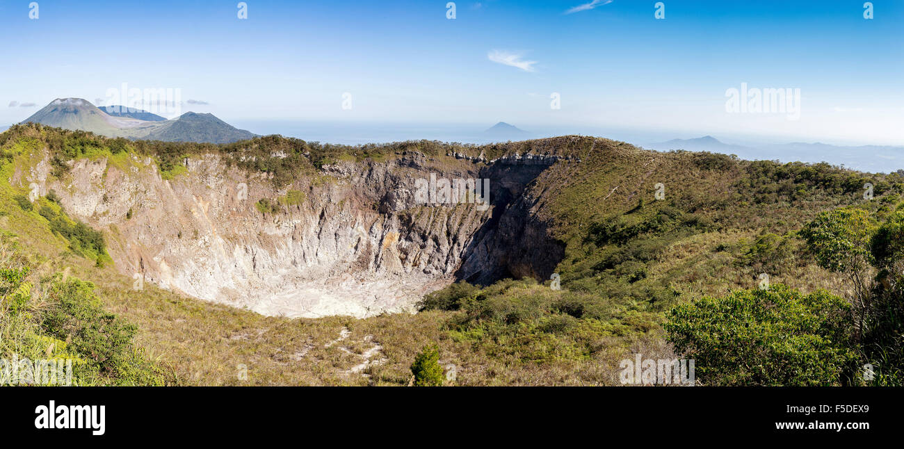 Die Caldera des Vulkans Mahawu auf der Insel Sulawesi in Indonesien hat einen kleinen Krater See. Dieser Teil des westlichen Pazifik ha Stockfoto