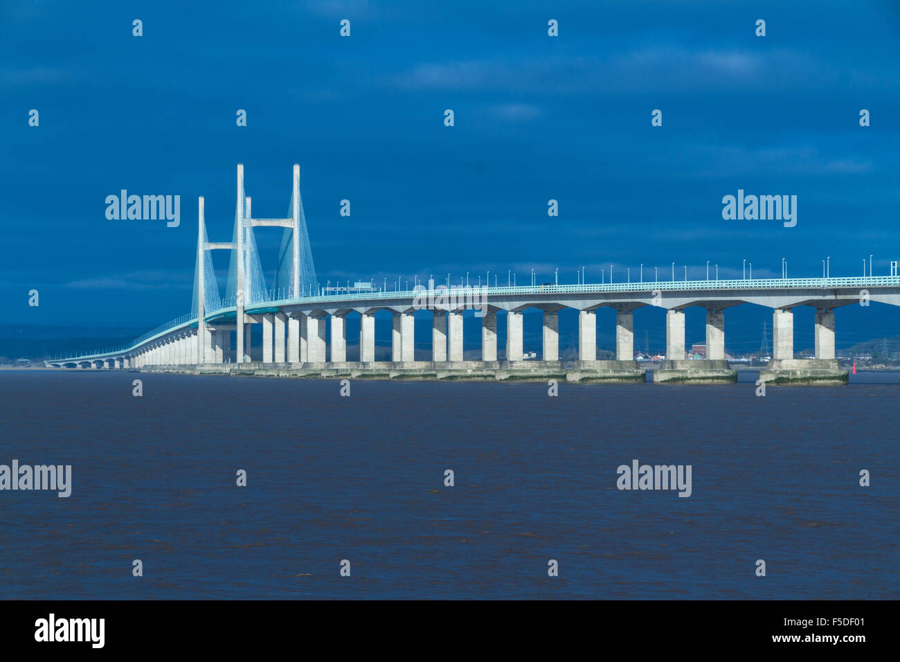 Die zweite Severn Überfahrt ist eine Brücke, die die M4-Autobahn über den Bristol-Kanal oder Fluss Severn Mündung zwischen DEU führt Stockfoto