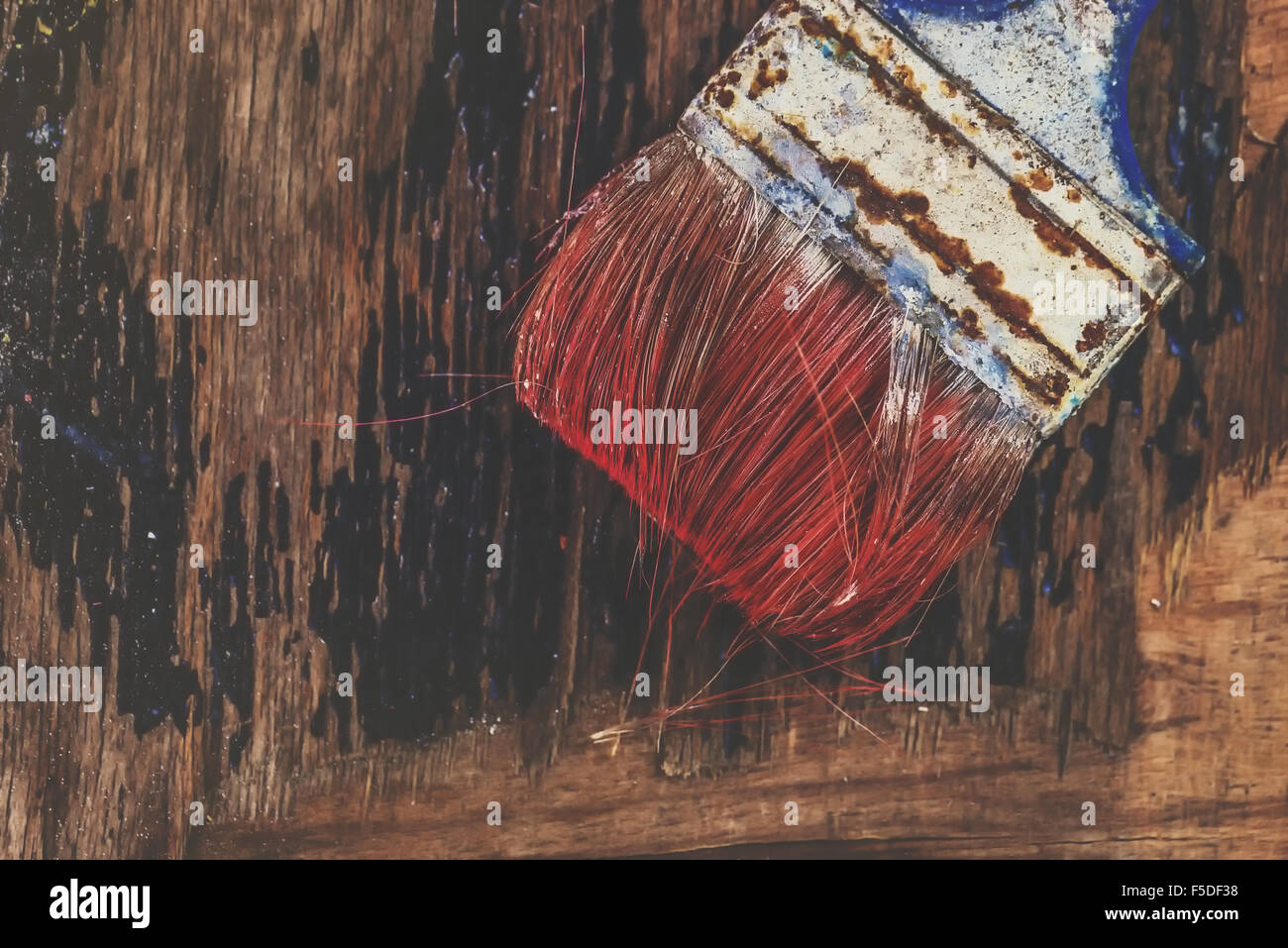 Alte gebrauchte Pinsel auf rustikalem Holzbrett, Retro-getönten mit leeren Textfreiraum Stockfoto