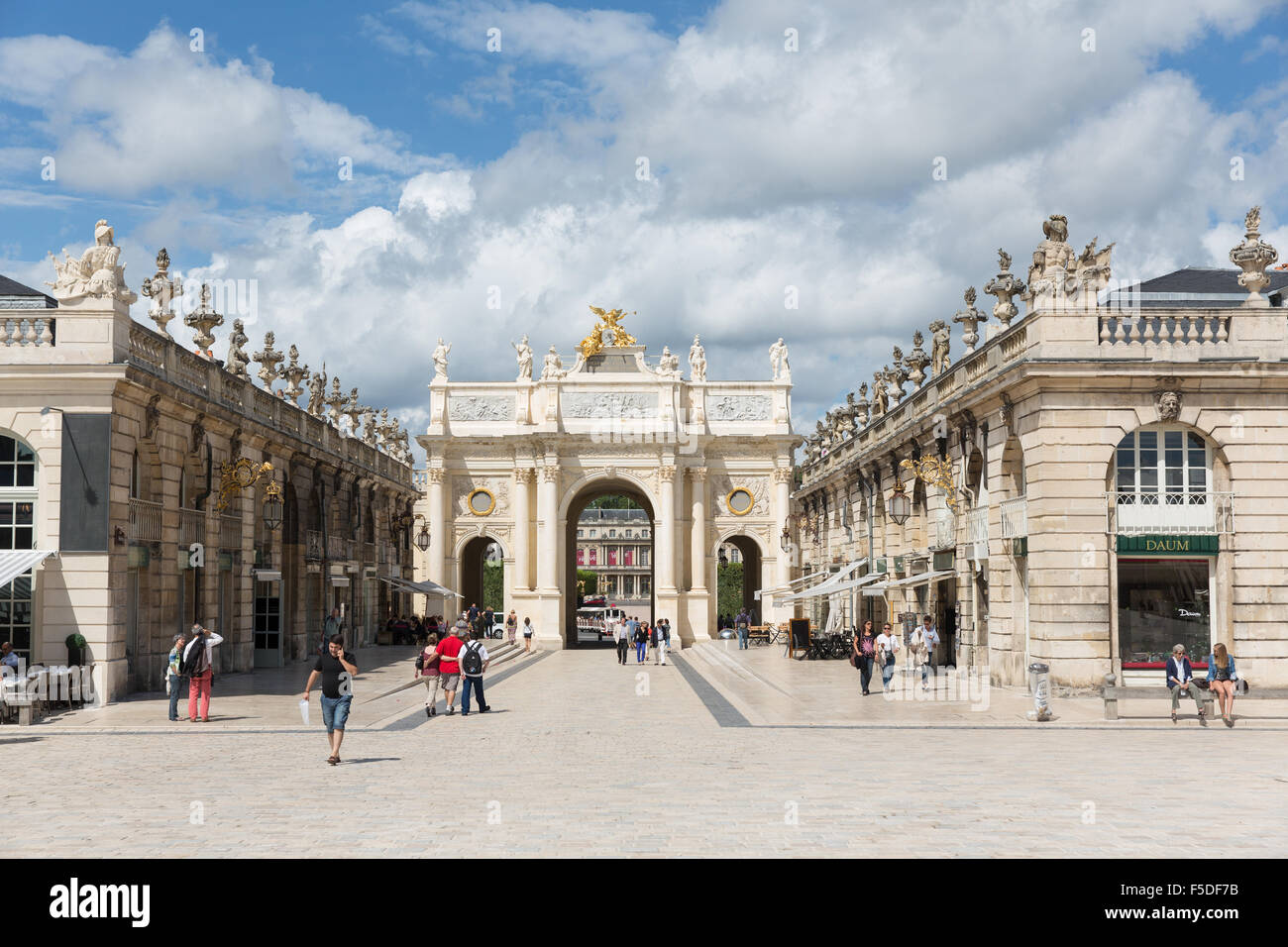 Triumphbogen Arc Héré, Place Stanislas in Nancy, Meurthe-et-Moselle, Lothringen, Frankreich Stockfoto