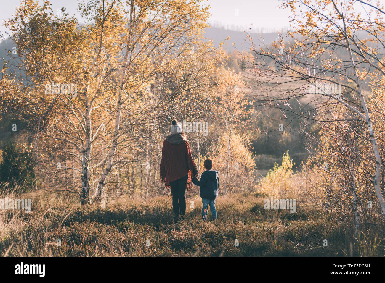 Frau und ihr Sohn in der Natur. Stockfoto