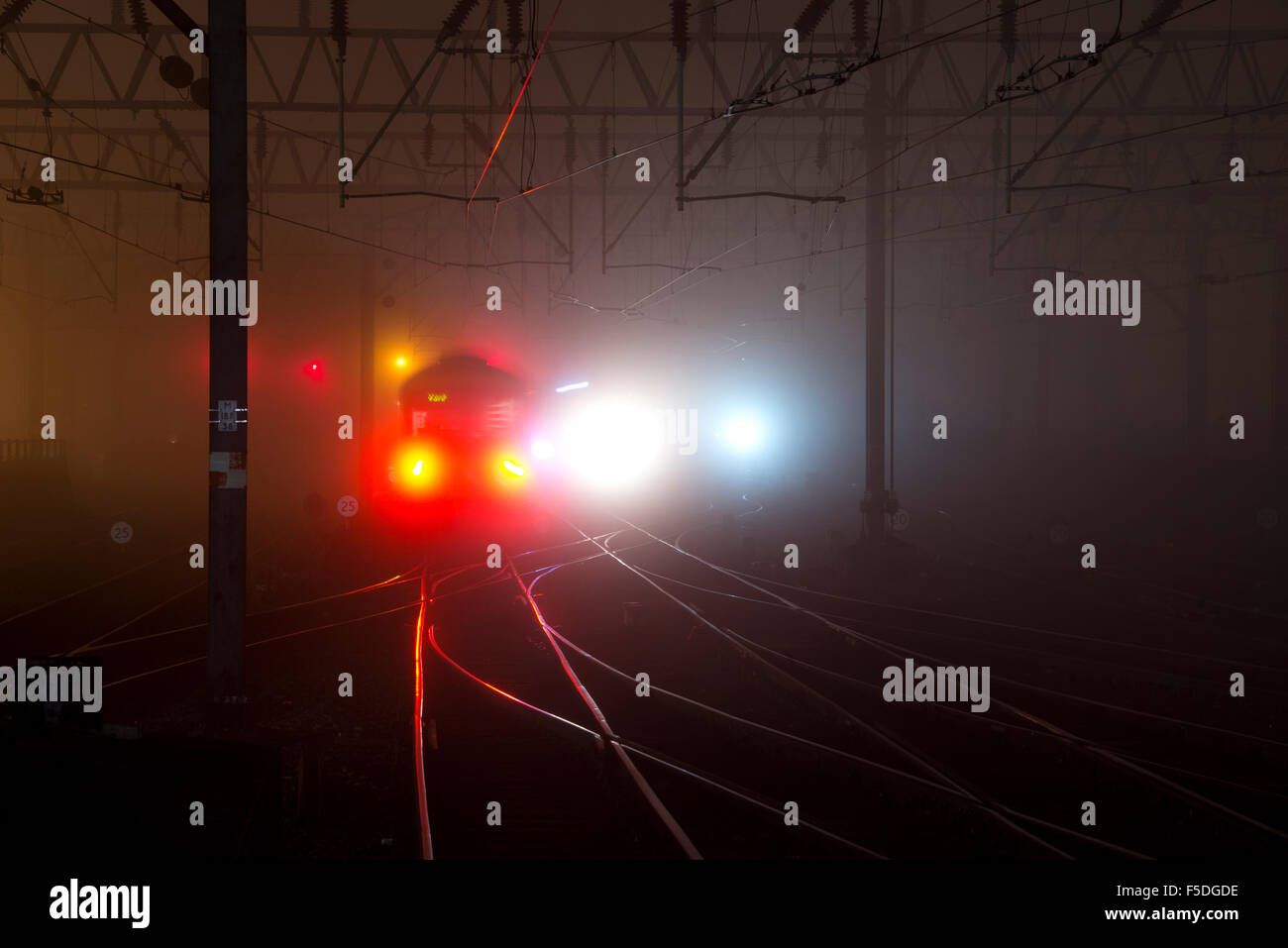 Manchester, UK. 2. November 2015. Züge ankommen und abfahren am Bahnhof Manchester Piccadilly im dichten Nebel in einer dunklen Nacht Credit: Russell Hart/Alamy Live News. Stockfoto