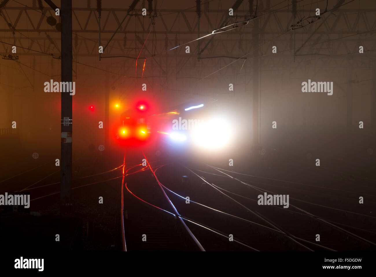Manchester, UK. 2. November 2015. Züge ankommen und abfahren am Bahnhof Manchester Piccadilly im dichten Nebel in einer dunklen Nacht Credit: Russell Hart/Alamy Live News. Stockfoto