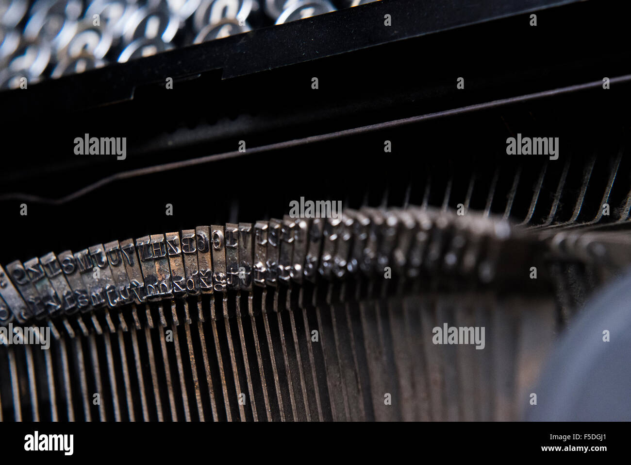 Tastatur auf einer Vintage Schreibmaschine, antike Schreibmaschine Schlüssel Typebar einer Schreibmaschine Stockfoto