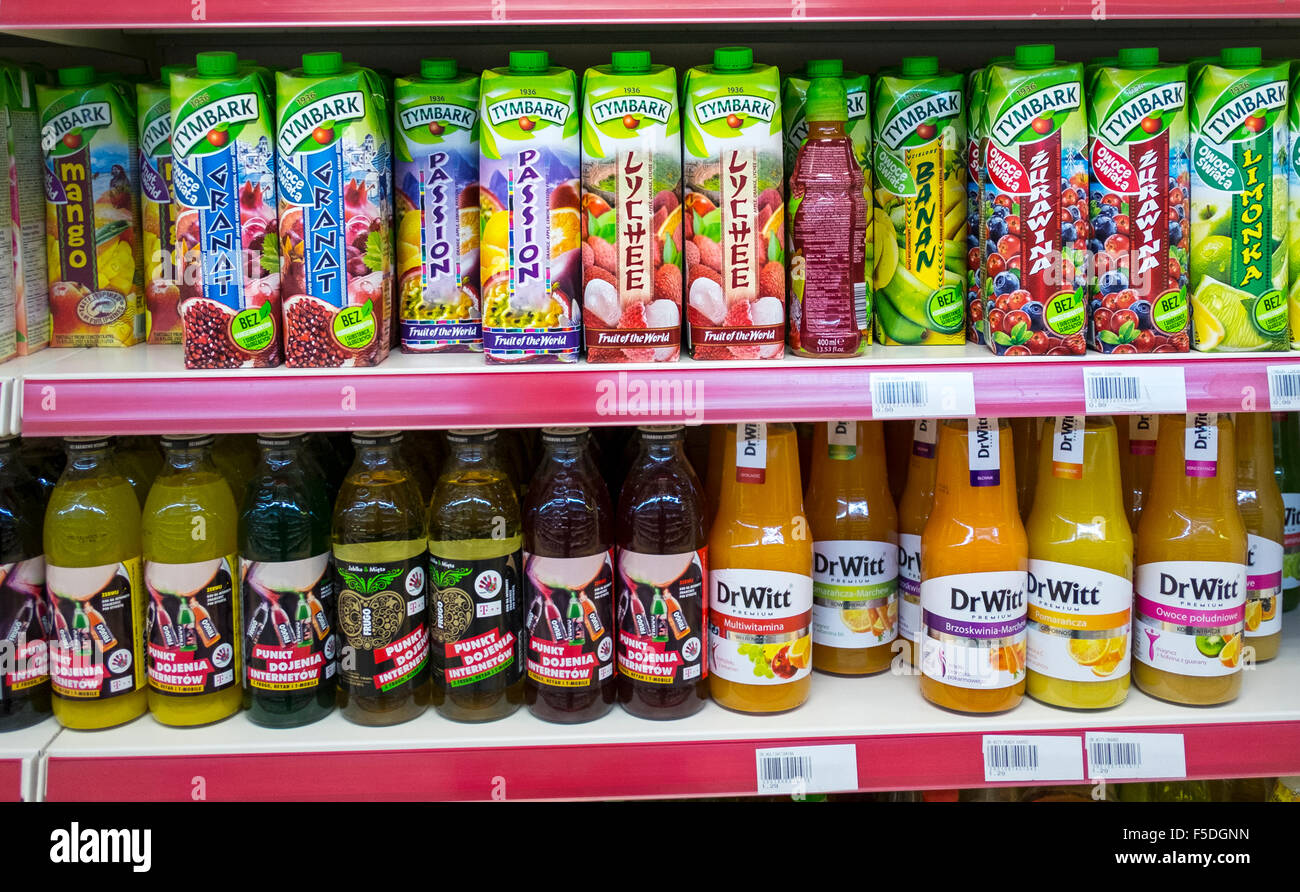 Weicher Kunststoff drink Verpackung; Auswahl der Polnischen Supermarkt produzieren der Regale von einem UK Store Strumpf ausländische Elemente, Southport, Merseyside. Großbritannien Stockfoto