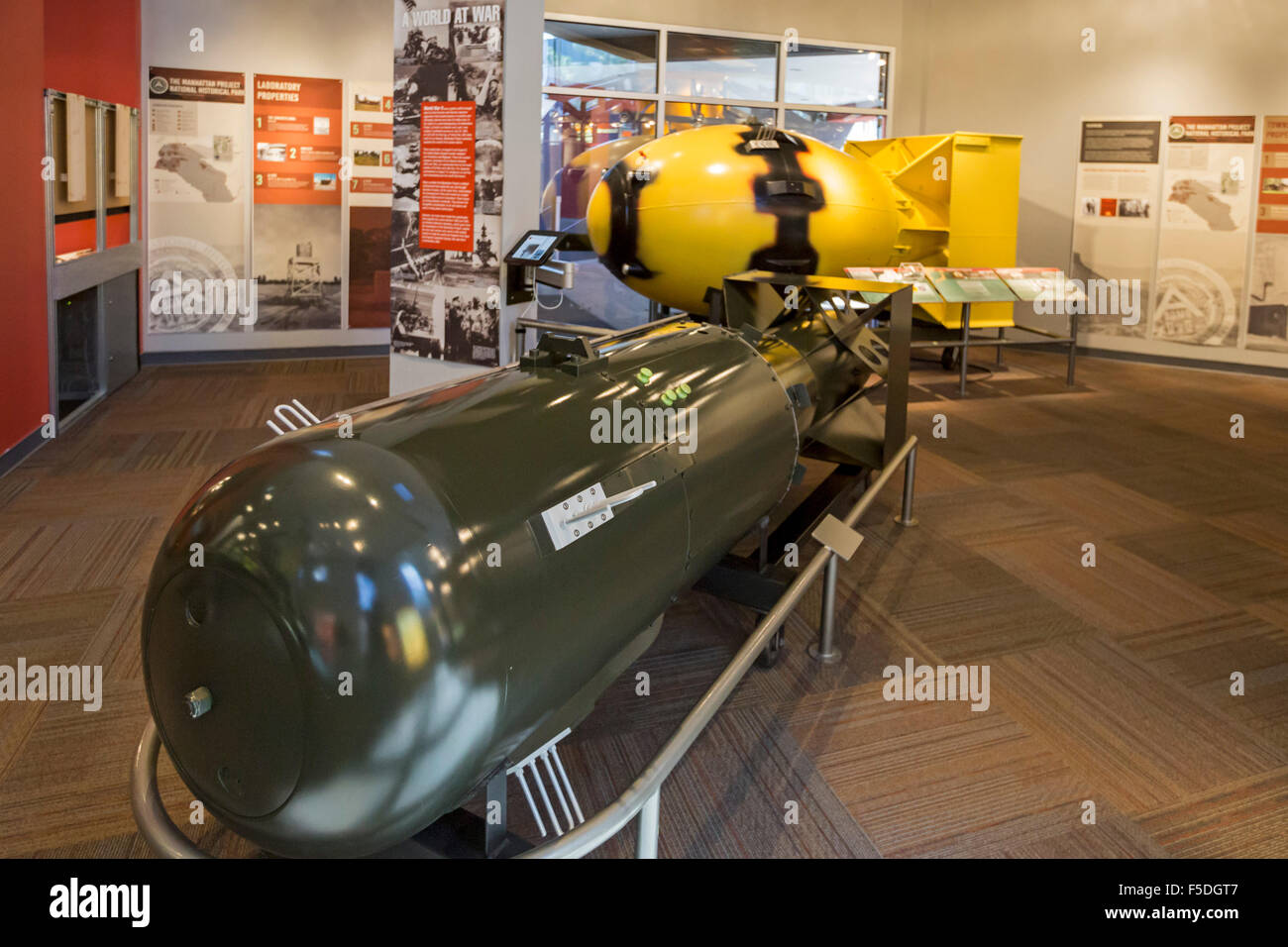 Los Alamos, New Mexico - das Bradbury Science Museum enthält Repliken der Kernwaffen, die über Japan abgeworfen wurden. Stockfoto