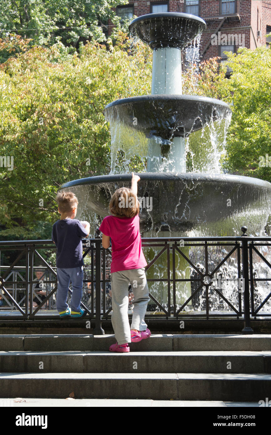 Brunnen-Wasser-Park spielen Kinder Stockfoto