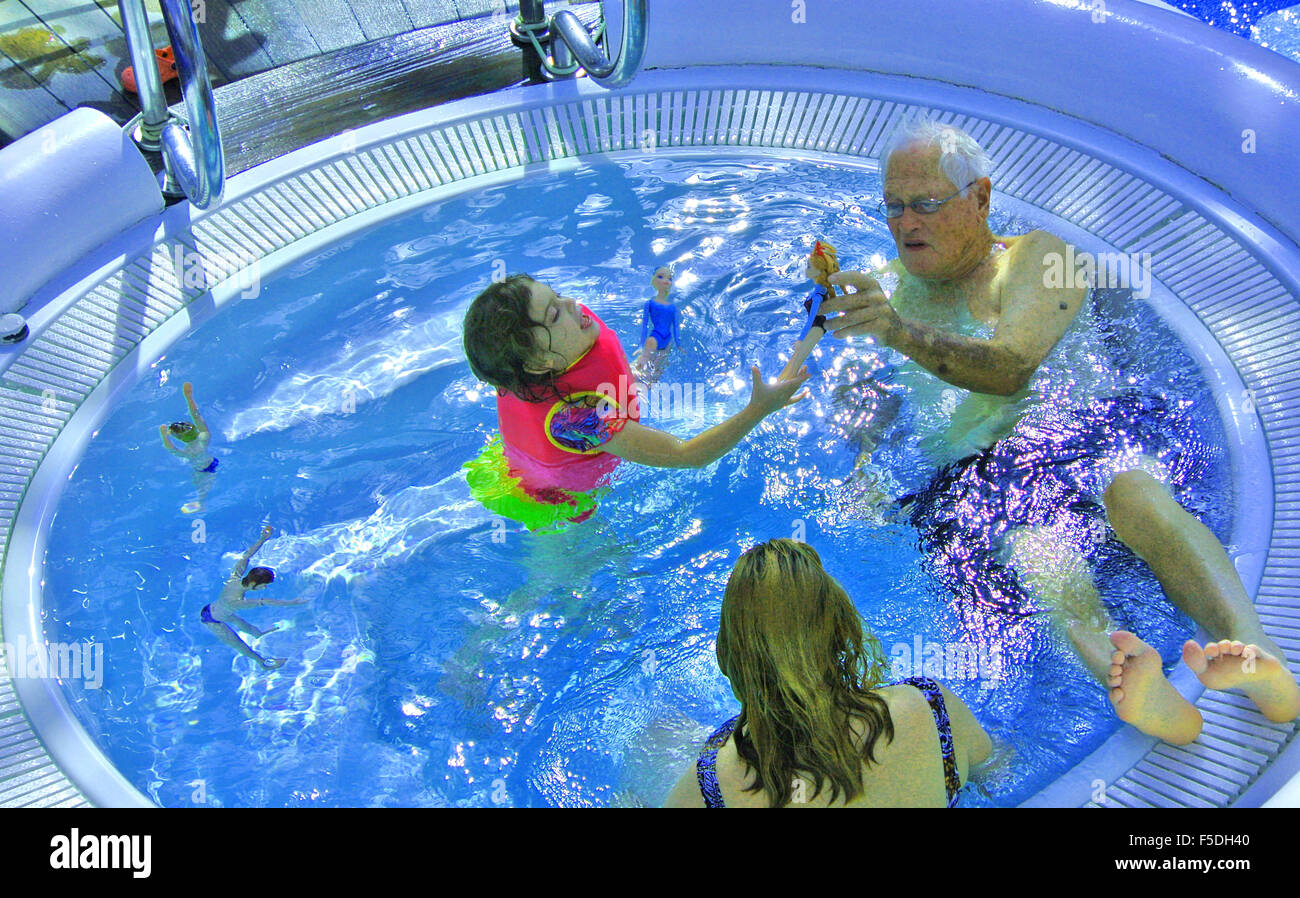 Großvater spielt mit Enkeln in Spa auf königliche Prinzessin San Francisco Kreuzfahrt nach Ensenda Stockfoto