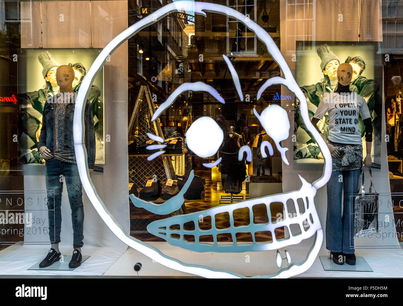 Eine bemalte Schädel In Soho London UK Stockfoto