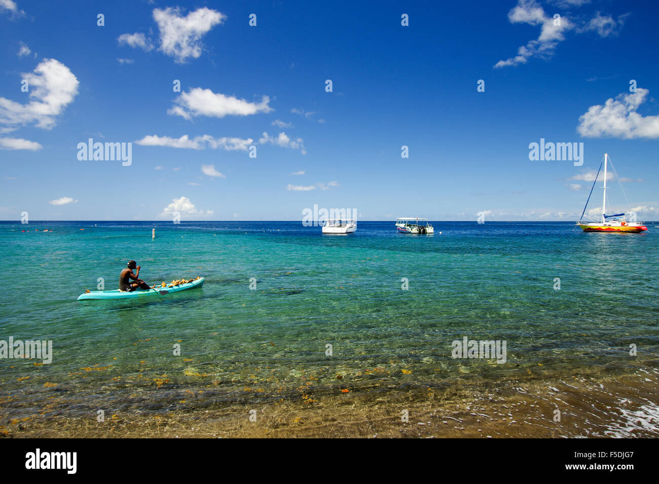 Strand-Verkäufer auf einem Kajak in Anse Chastanet Resort in Soufrière, St. Lucia Stockfoto