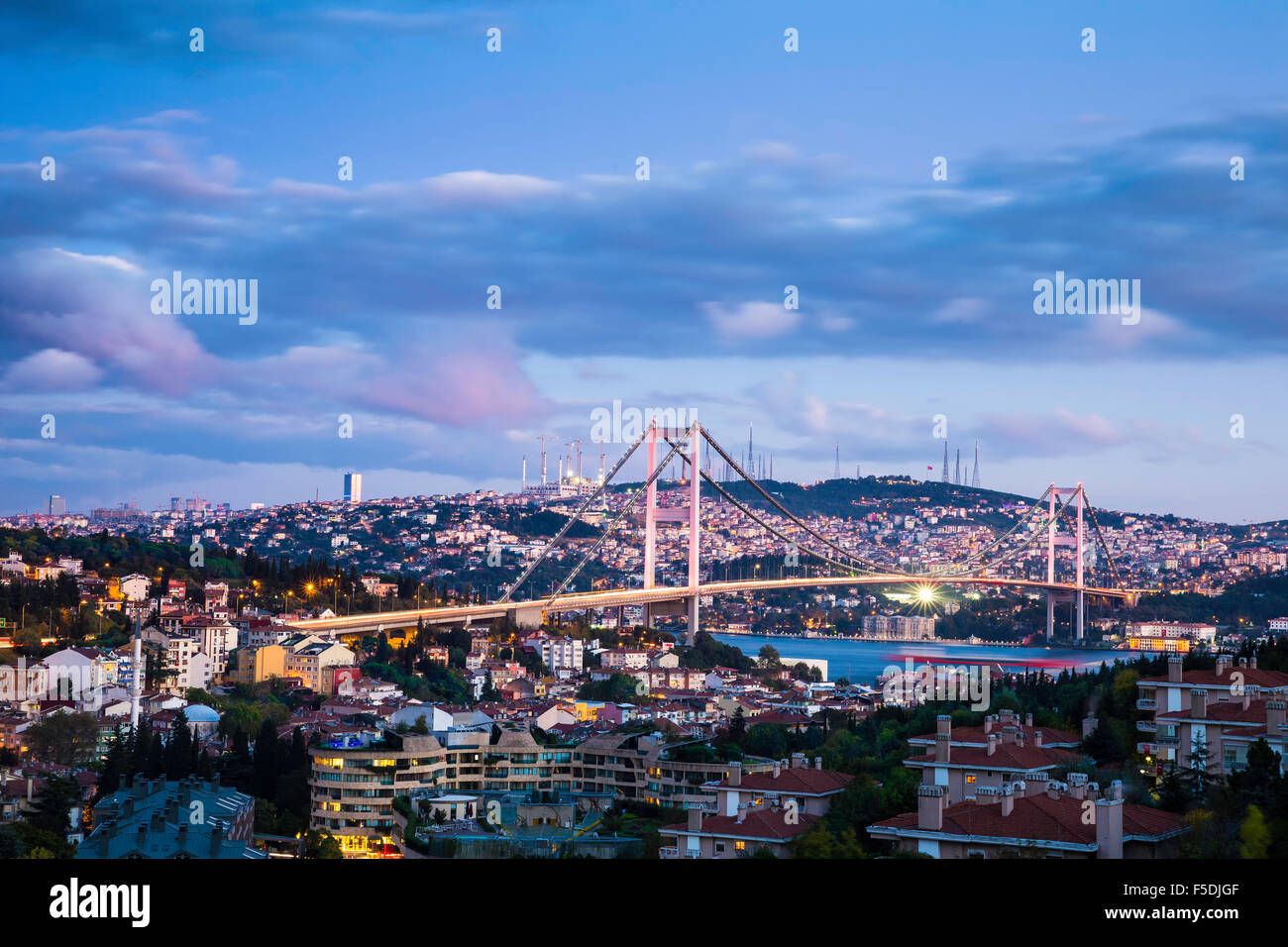 Twilight-Blick auf Bosporus-Brücke ist eine der zwei Hängebrücken über den Bosporus in Istanbul Türkei Stockfoto