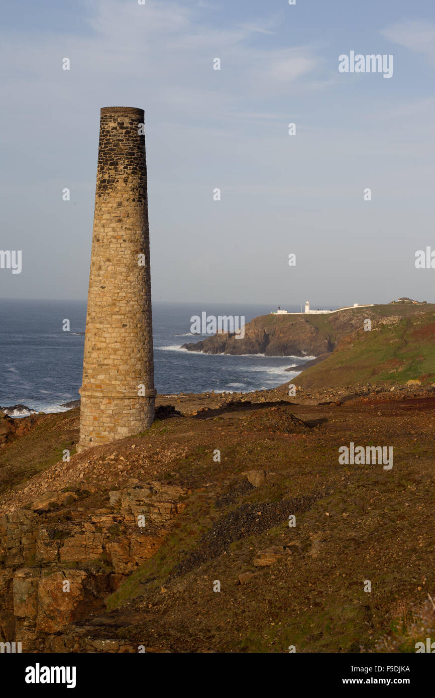 Levant Mine Schornstein und Pendeen Watch, Cornwall, Vereinigtes Königreich Stockfoto