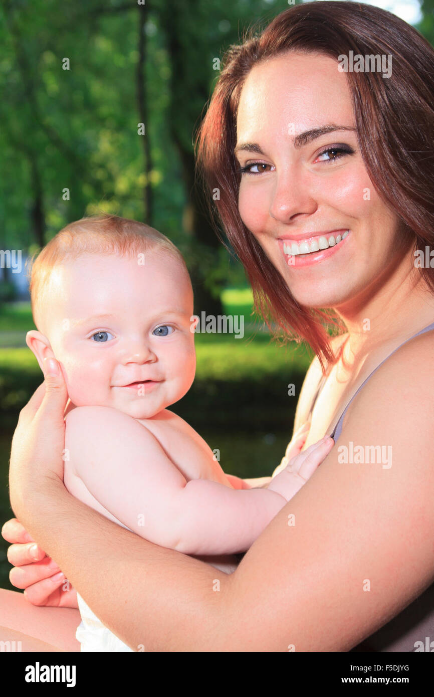 Mutter mit ist Baby auf einem schönen Wald Stockfoto