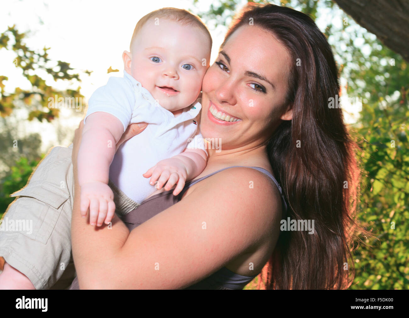 Mutter mit ist Baby auf einem schönen Wald Stockfoto