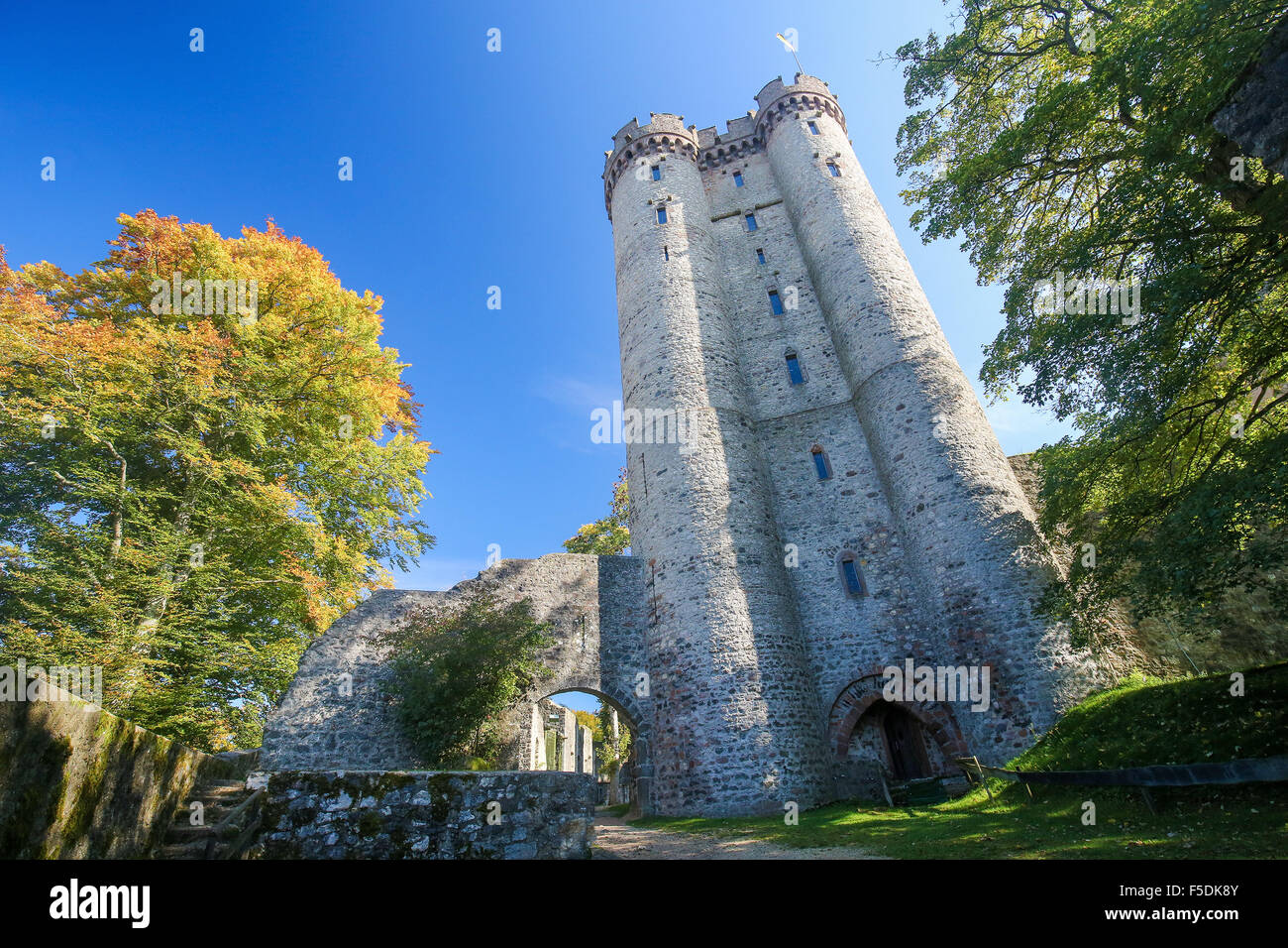 Die mittelalterliche Burg Kasselburg (12. Jahrhundert) in der Nähe von Dorf Pelm im Landkreis Vulkaneifel in Rheinland-Pfalz, Keim Stockfoto