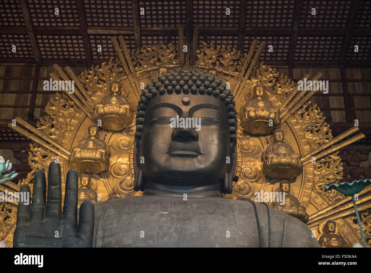 Nahaufnahme des Buddha mit erhobener rechten Hand und geschlossenen Augen Stockfoto