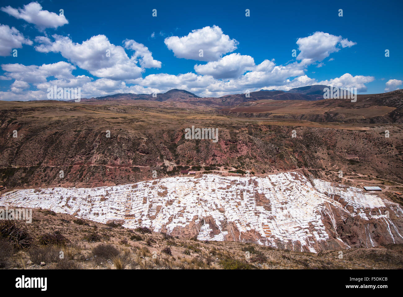 Salinas de Maras, vom Menschen verursachten Salzminen in der Nähe von Cusco, Peru Stockfoto