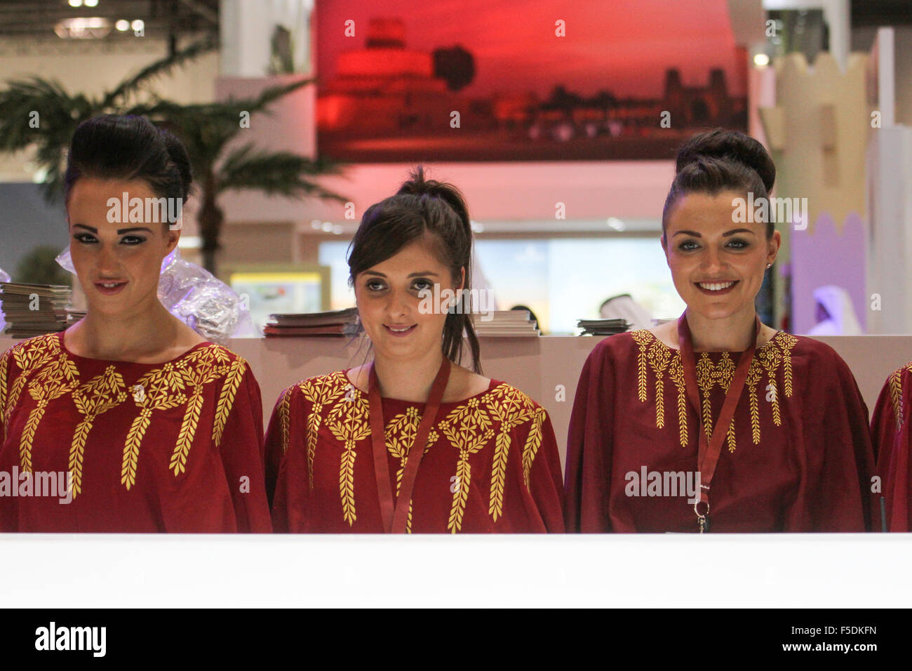 London, UK. 2. November 2015. Aussteller auf der Abu Dhabi stehen Pose für Fotos bei den World Travel Market 2015. Bildnachweis: David Mbiyu/Alamy Live-Nachrichten Stockfoto