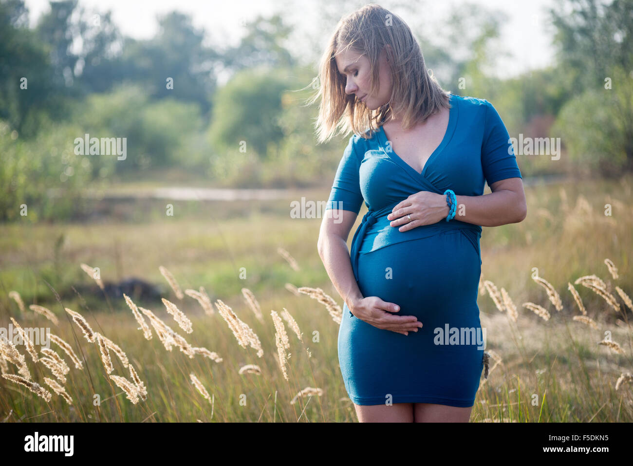 Schwangere Frau im freien Stockfoto