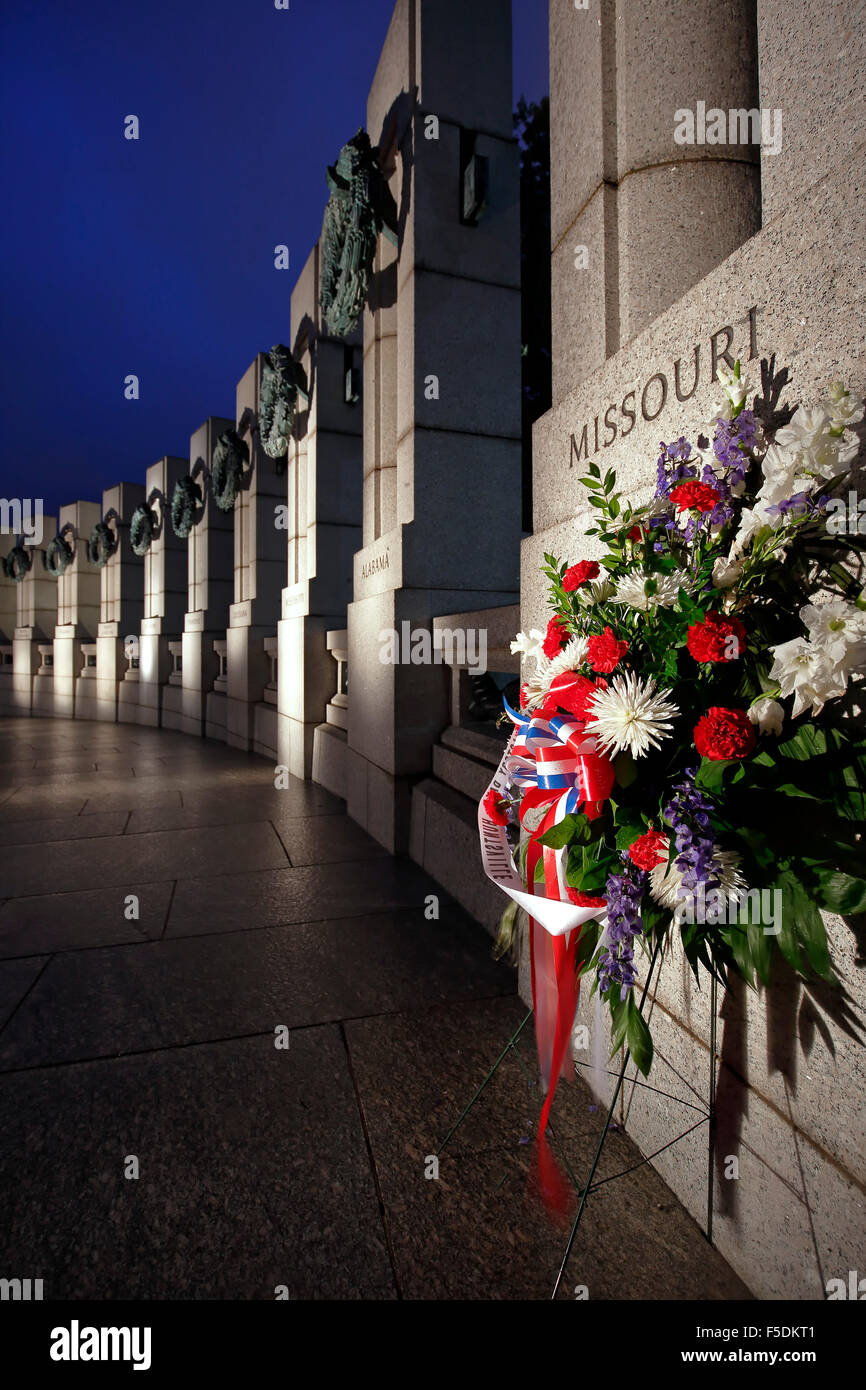 Blumen und World War II Memorial, Washington, District Of Columbia USA Stockfoto