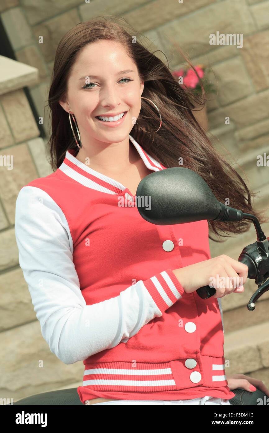 glückliches Mädchen reiten Roller genießen Sommerurlaub Stockfoto