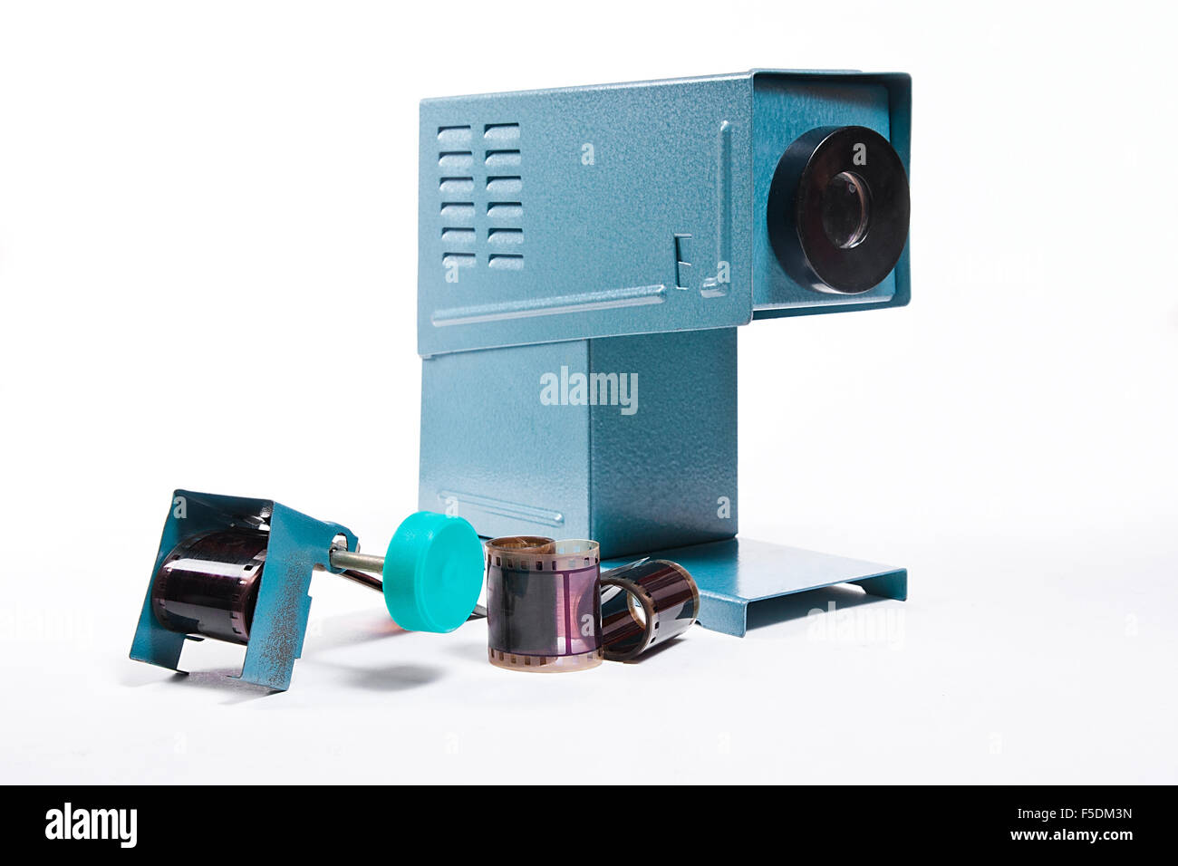 Einige Filmstreifen und Halter für Streifen auf weißem Hintergrund. Vintage Filmstreifen Projektor auf dem weißen Hintergrund. Stockfoto