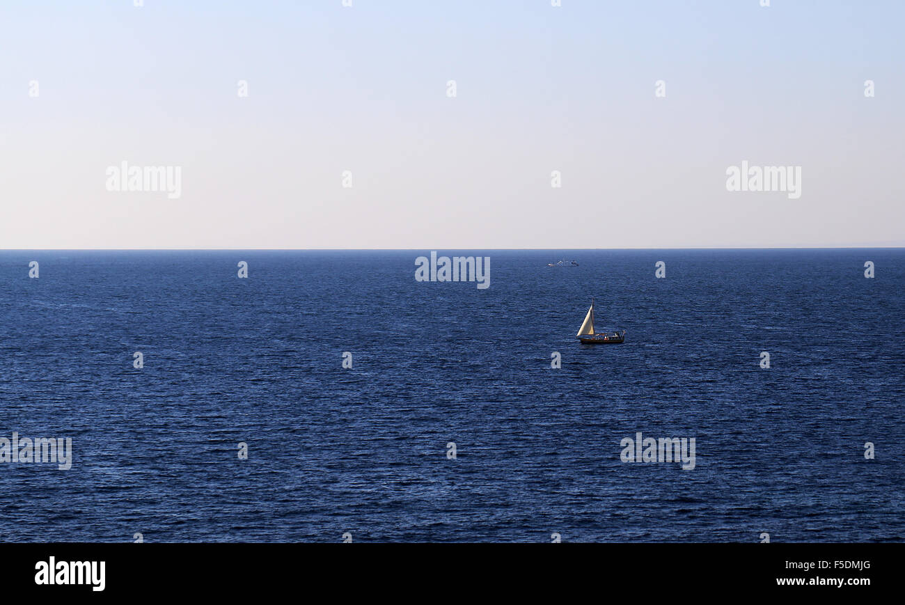 Schön ein Segelboot im blauen Meer Stockfoto