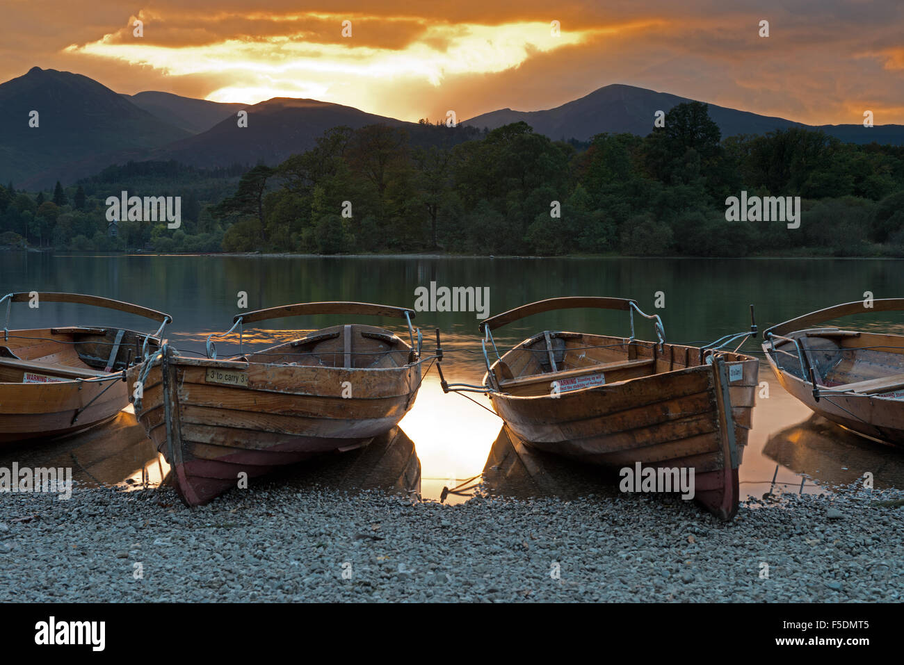 Ruderboote am Ufer des Derwent Water in der Nähe von Keswick bei Sonnenuntergang, Lake District, Cumbria, England, Uk, Gb Stockfoto