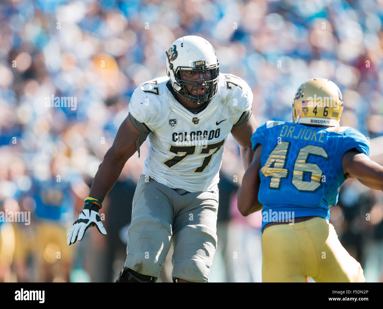 Pasadena, CA. 31. Oktober 2015. Colorado beleidigender Störungssucher (77) fällt Stephane Nembot in Pass Schutz während der Colorado Vs UCLA Fußball spielen. Die UCLA Bruins besiegten Colorado Buffaloes 35-31 auf Samstag, 31. Oktober 2015 in der Rose Bowl in Pasadena, Kalifornien. (Obligatorische Credit: Juan Lainez/MarinMedia.org/Cal Sport Media) (Komplette Fotograf und Kredit erforderlich) © Csm/Alamy Live-Nachrichten Stockfoto