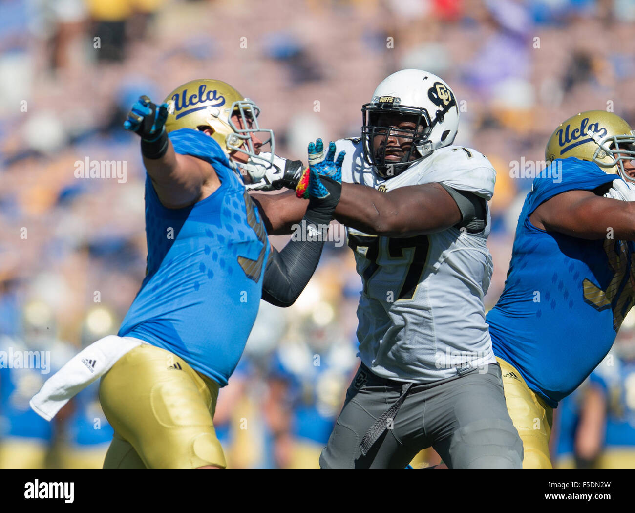 Pasadena, CA. 31. Oktober 2015. Colorado beleidigender Störungssucher (77) fällt Stephane Nembot in Pass Schutz während der Colorado Vs UCLA Fußball spielen. Die UCLA Bruins besiegten Colorado Buffaloes 35-31 auf Samstag, 31. Oktober 2015 in der Rose Bowl in Pasadena, Kalifornien. (Obligatorische Credit: Juan Lainez/MarinMedia.org/Cal Sport Media) (Komplette Fotograf und Kredit erforderlich) © Csm/Alamy Live-Nachrichten Stockfoto