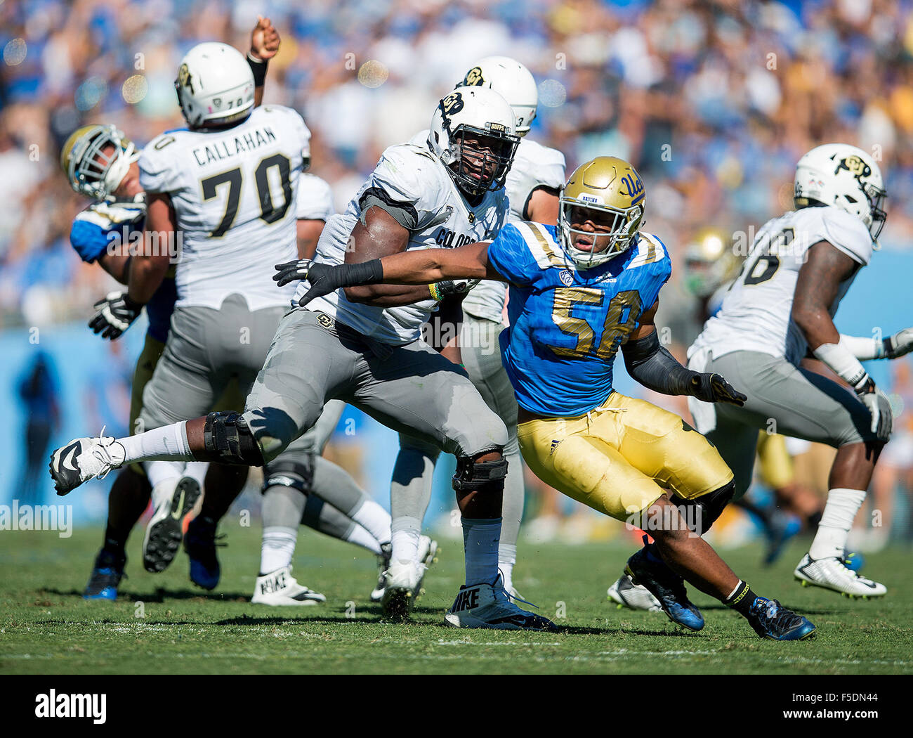 Pasadena, CA. 31. Oktober 2015. UCLA Bruins Linebacker (12) Deon Hollins Schlachten Colorado Lineman (77) Stephane Nembot während der Colorado Vs UCLA Fußball spielen. Die UCLA Bruins besiegten Colorado Buffaloes 35-31 auf Samstag, 31. Oktober 2015 in der Rose Bowl in Pasadena, Kalifornien. (Obligatorische Credit: Juan Lainez/MarinMedia.org/Cal Sport Media) (Komplette Fotograf und Kredit erforderlich) © Csm/Alamy Live-Nachrichten Stockfoto