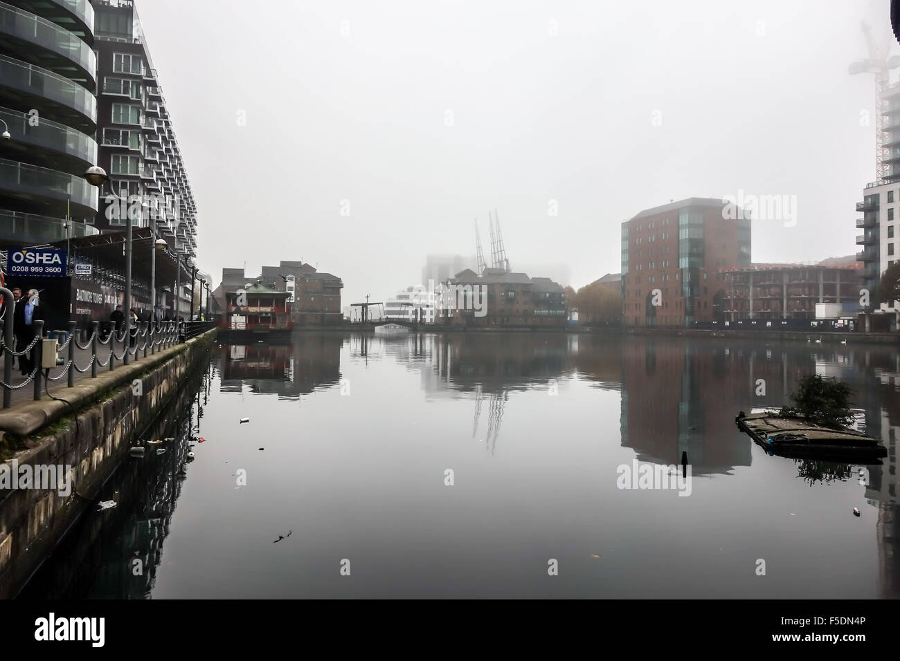 London, England. 2. November 2015. Die dichten Morgennebel um innere Millwall Dock. Stockfoto