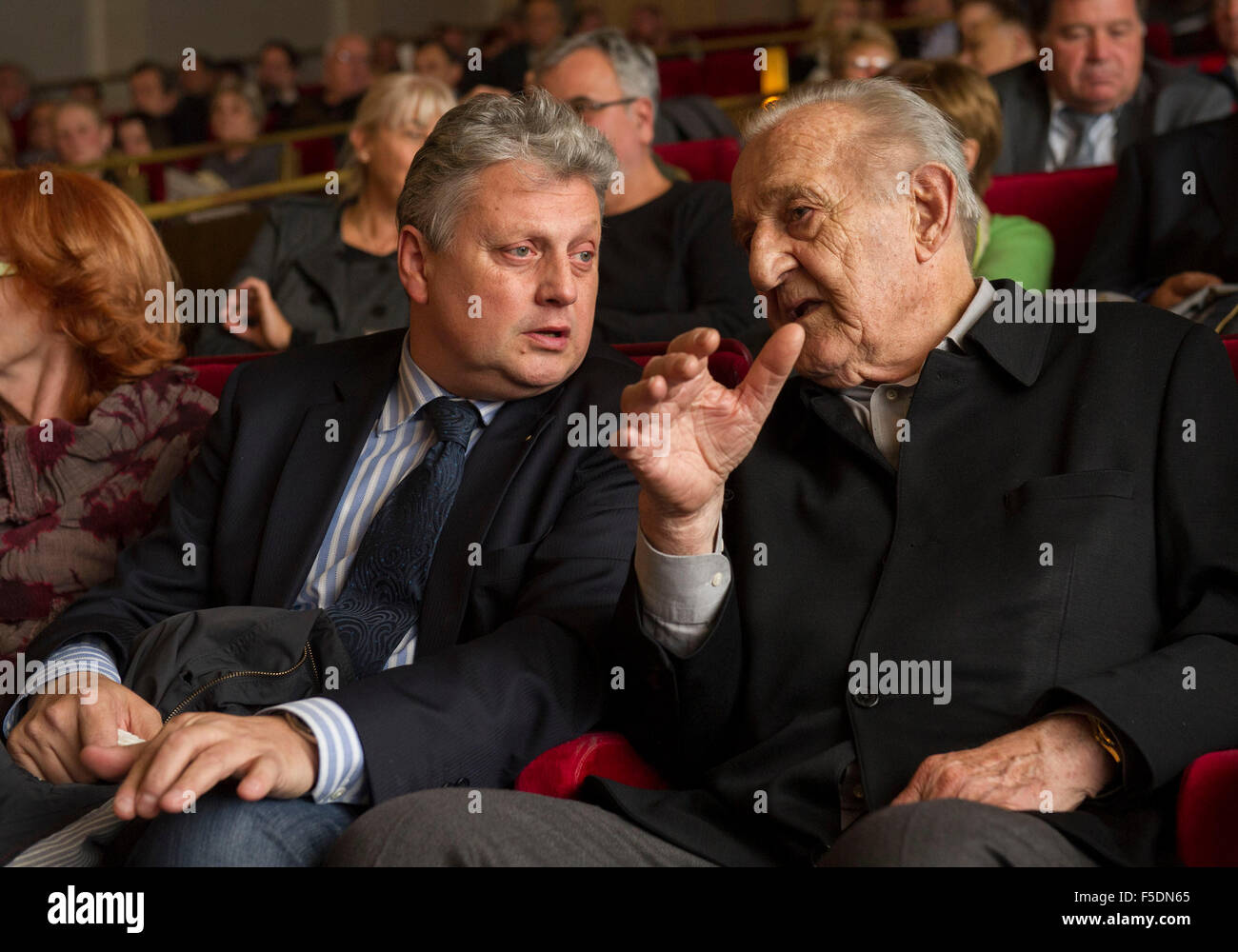 Zagreb, Kroatien. 2. November 2015. Kroatische Regisseur Veljko Bulajic (R) besucht die Förderung einer Monographie über Leben und Werk in Zagreb, Hauptstadt Kroatiens, 2. November 2015. 87 Jahre alt-Direktor Veljko Bulajic ist berühmt für die Leitung des zweiten Weltkriegs unter dem Motto Filme. Im Jahr 1969, die er schrieb und inszenierte den legendären Kriegsfilm Schlacht an der Neretva. Bildnachweis: Miso Lisanin/Xinhua/Alamy Live-Nachrichten Stockfoto