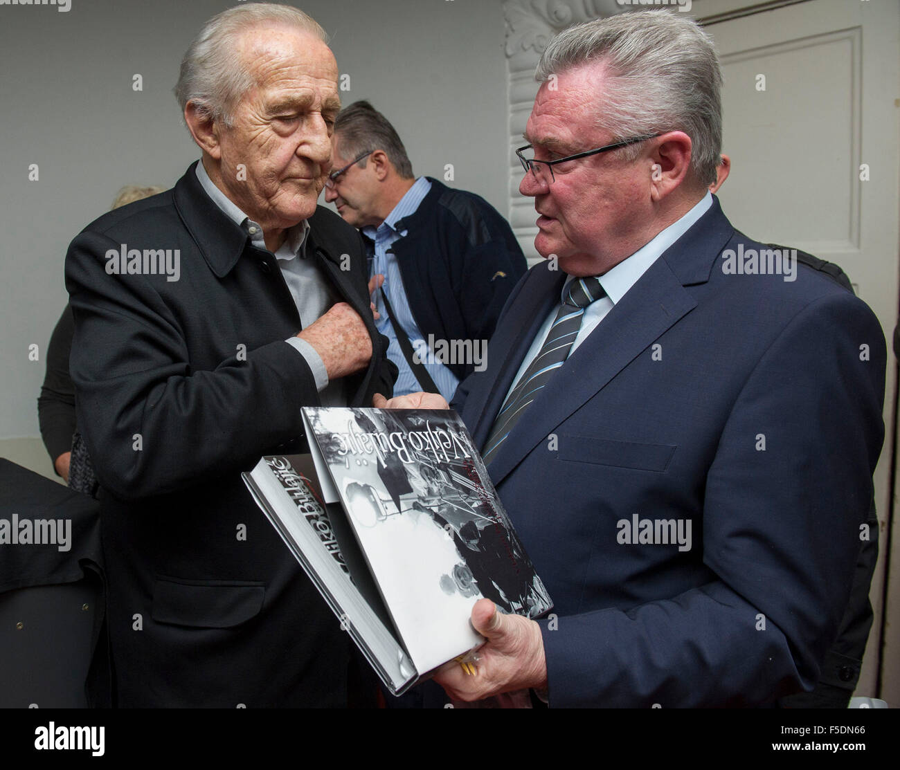 Zagreb, Kroatien. 2. November 2015. Kroatischer Filmdirektor Veljko Bulajic (L) besucht die Förderung einer Monographie über Leben und Werk in Zagreb, Hauptstadt Kroatiens, 2. November 2015. 87 Jahre alt-Direktor Veljko Bulajic ist berühmt für die Leitung des zweiten Weltkriegs unter dem Motto Filme. Im Jahr 1969, die er schrieb und inszenierte den legendären Kriegsfilm Schlacht an der Neretva. Bildnachweis: Miso Lisanin/Xinhua/Alamy Live-Nachrichten Stockfoto