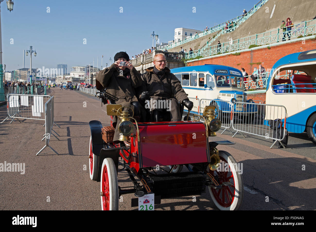 1903 Stevens Dureya an der Ziellinie nach Abschluss die von London nach Brighton Veteran Car run 2015 Stockfoto