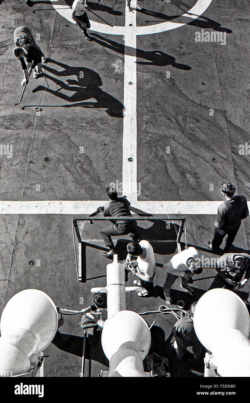 HMS Endurance British Antarctic hydrographische Forschungsschiff, Falkland-Inseln, Südgeorgien, deck Hockey 1973 Stockfoto