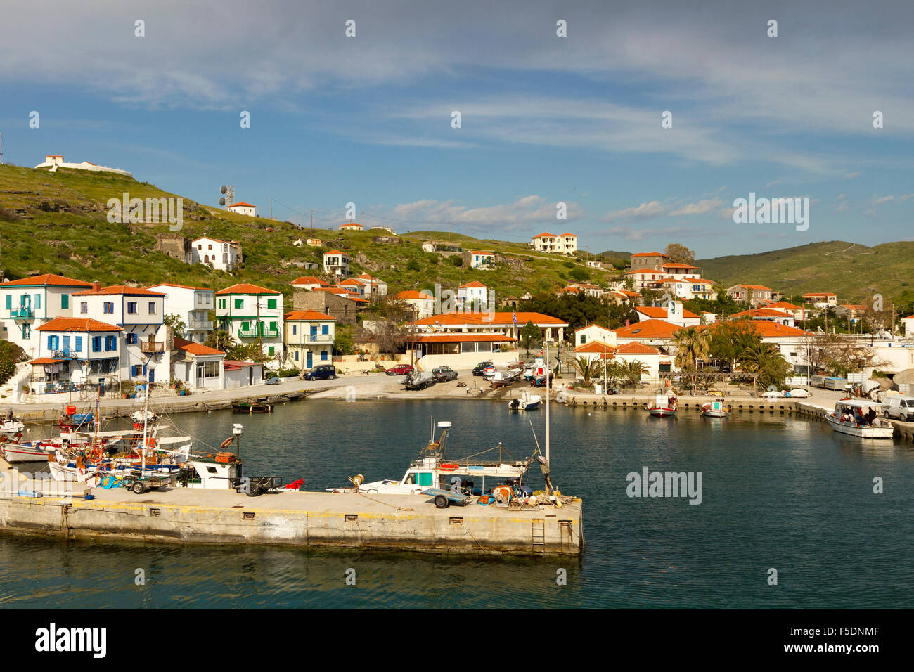 Der Hafen von der isolierten Insel von Aghios Efstratios (Ai Stratis) in der nördlichen Ägäis, Griechenland. Stockfoto