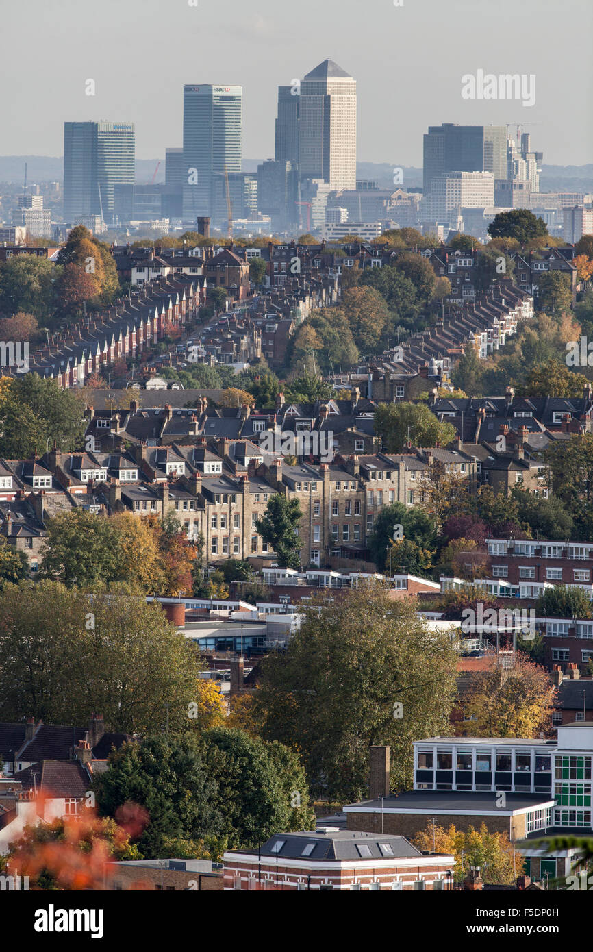 Blick über die North London Bezirke von Crouch End und Hornsey im Borough of Haringey, auf die Skyline von London Docklands. Stockfoto