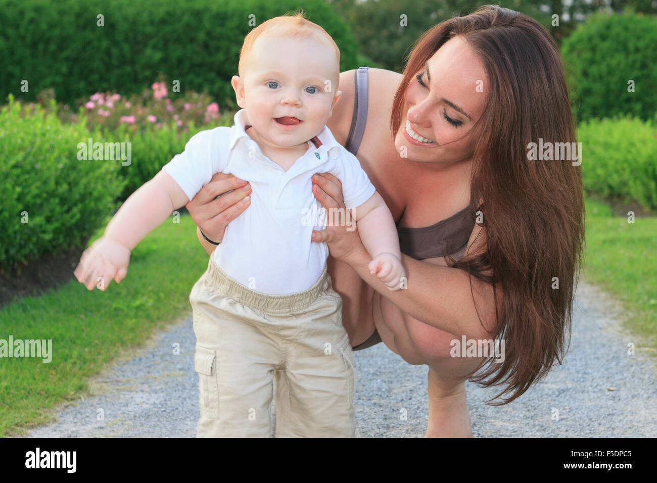 Eine Mutter zu Fuß Baby Wald Stockfoto