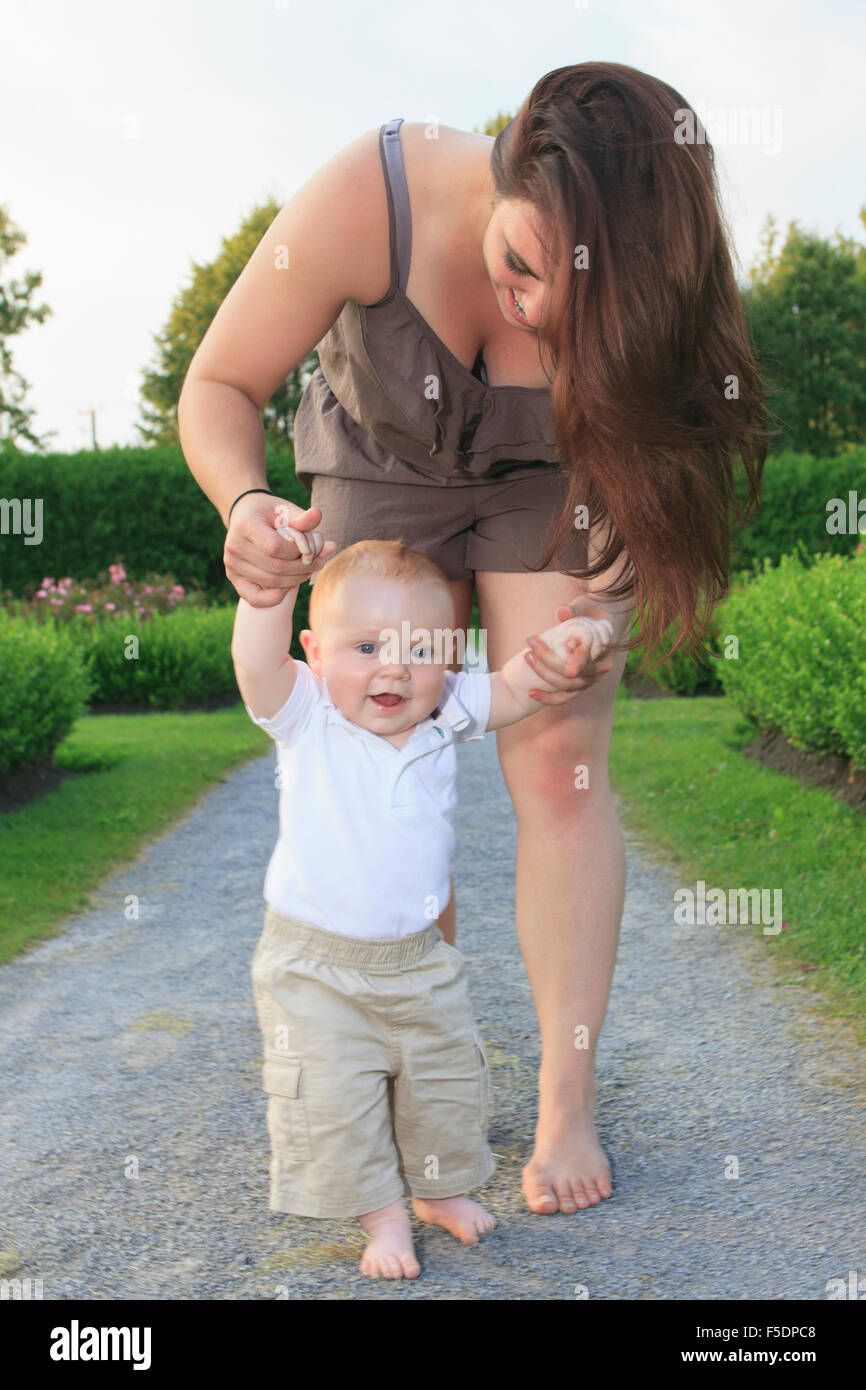 Eine Mutter zu Fuß Baby Wald Stockfoto